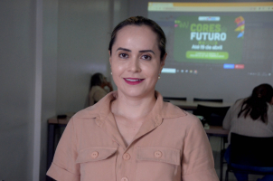 Foto: Fernanda Sena, tradutora de linguagem de sinais - Foto: Rai Pontes / Ascom Seduc